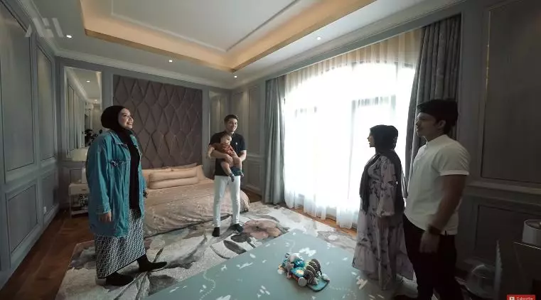 kamar tidur zaskia sungkar © YouTube