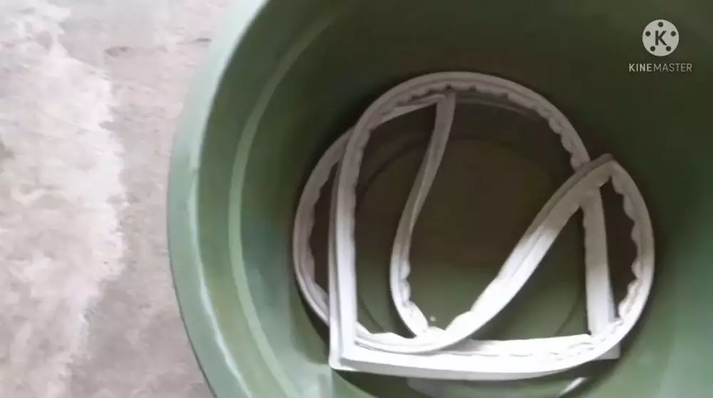 Trik memperbaiki karet pintu kulkas yang kaku © YouTube Trik memperbaiki karet pintu kulkas yang kaku © YouTube