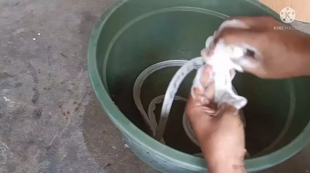 Trik memperbaiki karet pintu kulkas yang kaku © YouTube Trik memperbaiki karet pintu kulkas yang kaku © YouTube