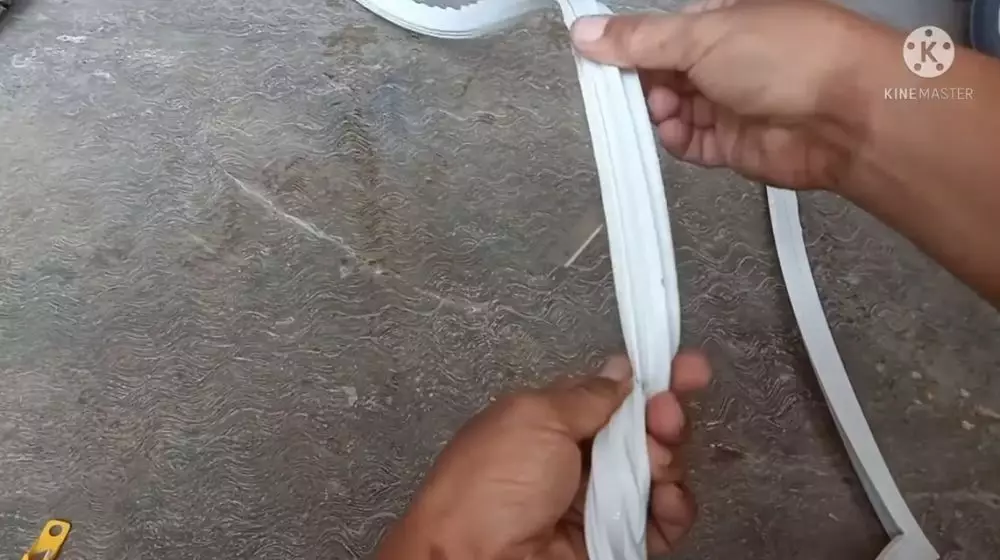 Trik memperbaiki karet pintu kulkas yang kaku © YouTube Trik memperbaiki karet pintu kulkas yang kaku © YouTube