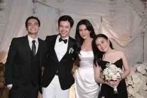 Momen Prilly Latuconsina rebut buket bunga pernikahan Angga Yunanda, isyarat segera ke pelaminan?