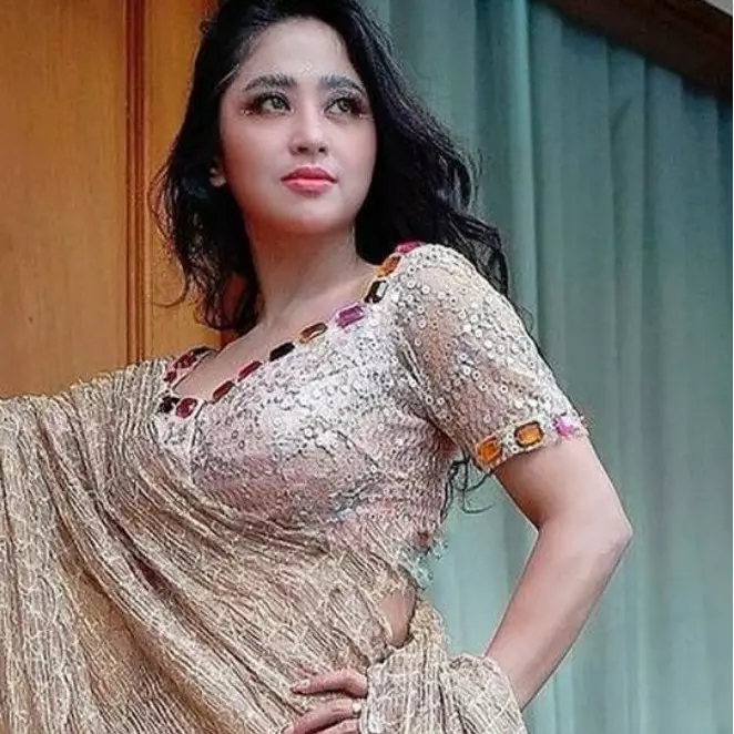 Dewi Perssik punya rumah megah ditaksir Rp 30 M, 9 potret dapur khusus ART-nya segaris tempat jemuran