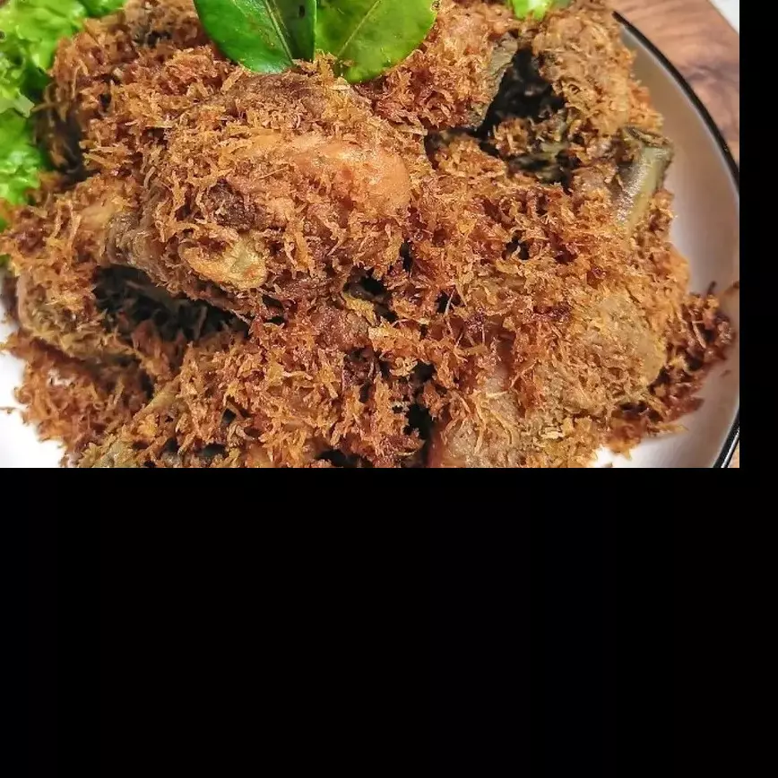 Ayam goreng serundeng malah keras dan kering? 5 Cara ini bikin dagingnya empuk dan bumbu meresap