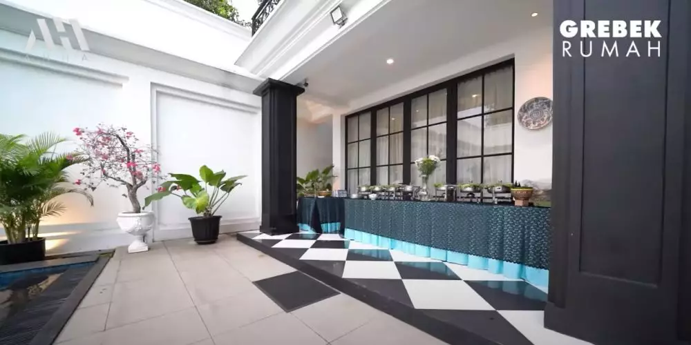 potret kolam renang Ivan Gunawan bak hotel berbintang © 2024 YouTube