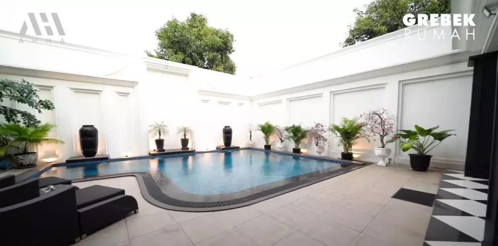 potret kolam renang Ivan Gunawan bak hotel berbintang © 2024 YouTube