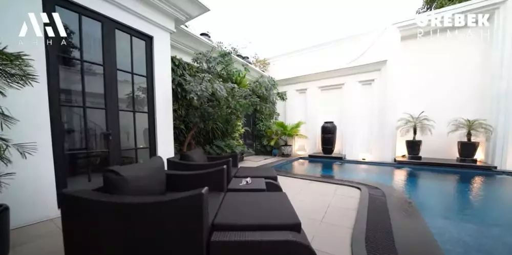 potret kolam renang Ivan Gunawan bak hotel berbintang © 2024 YouTube