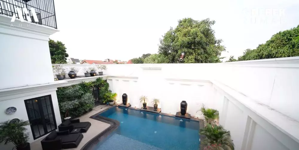 potret kolam renang Ivan Gunawan bak hotel berbintang © 2024 YouTube