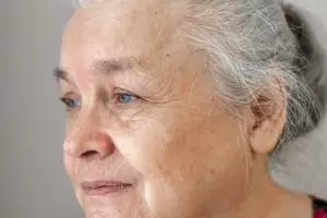 Trik bikin masker rambut atasi uban prematur pakai 1 jenis daun, langsung hitam merata tanpa pewarna