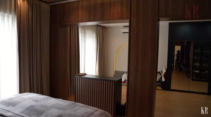 kamar Wendy Walters punya tv tersembunyi © YouTube