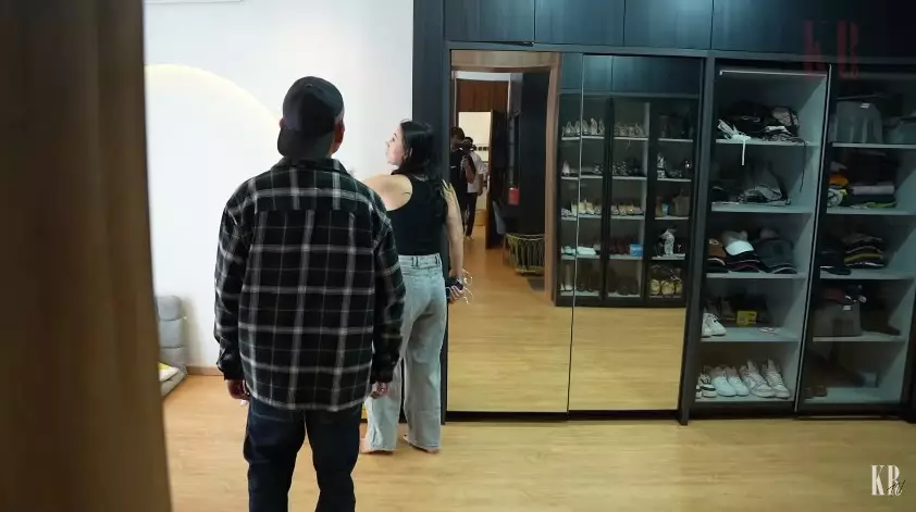 kamar Wendy Walters punya tv tersembunyi © YouTube