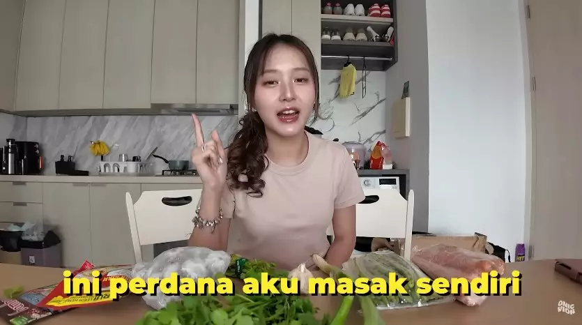 dapur Nita Vior mungil perabotannya modern © YouTube dapur Nita Vior mungil perabotannya modern © YouTube