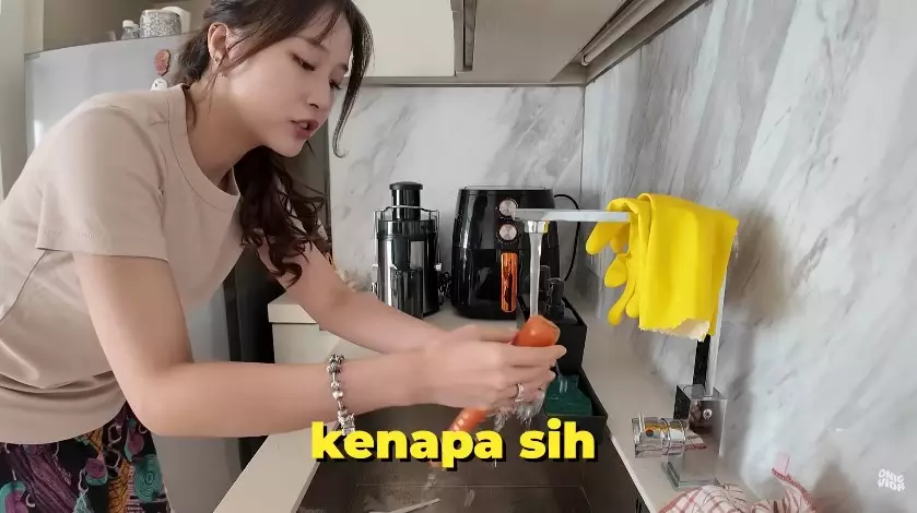 dapur Nita Vior mungil perabotannya modern © YouTube dapur Nita Vior mungil perabotannya modern © YouTube