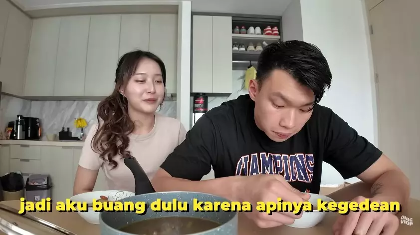 dapur Nita Vior mungil perabotannya modern © YouTube dapur Nita Vior mungil perabotannya modern © YouTube