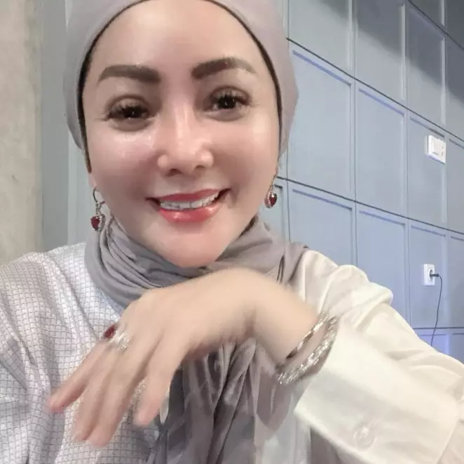 Rumahnya mewah bernuansa klasik, intip 9 potret dapur Kristina serba putih penataannya ciamik