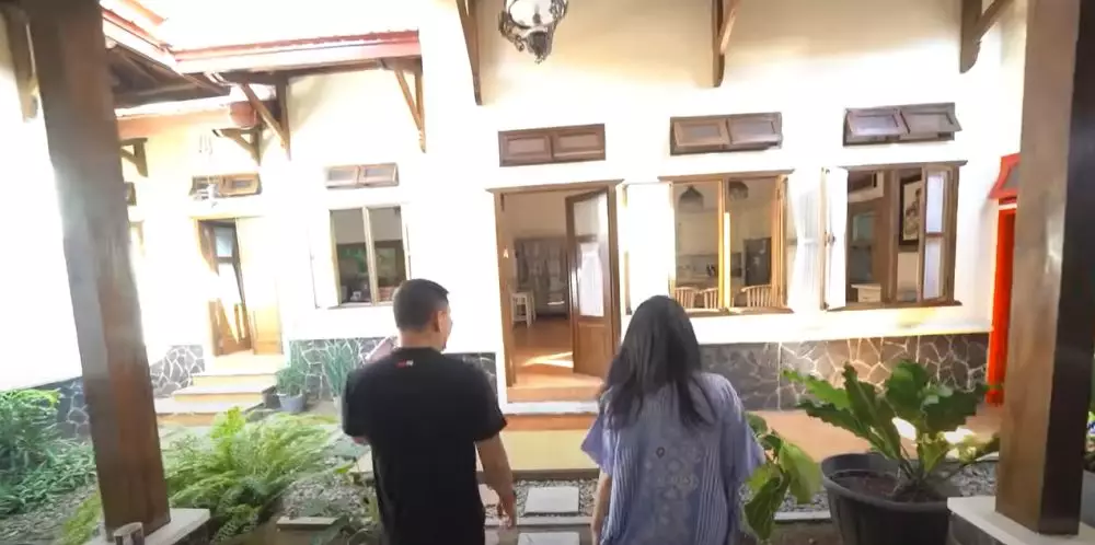 Potret dapur di rumah Rieke Diah Pitaloka © 2024 YouTube
