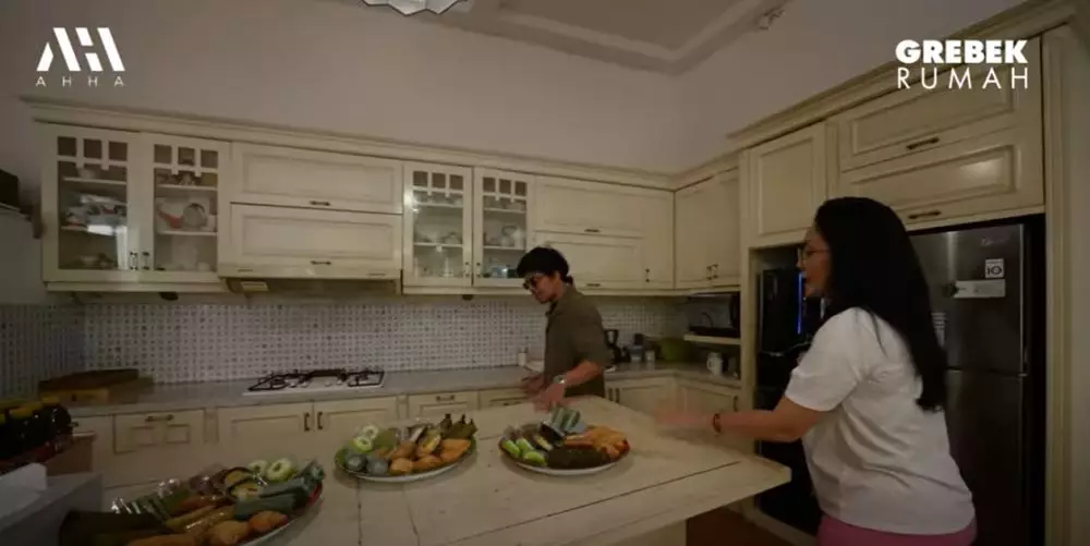 Potret dapur di rumah Rieke Diah Pitaloka © 2024 YouTube