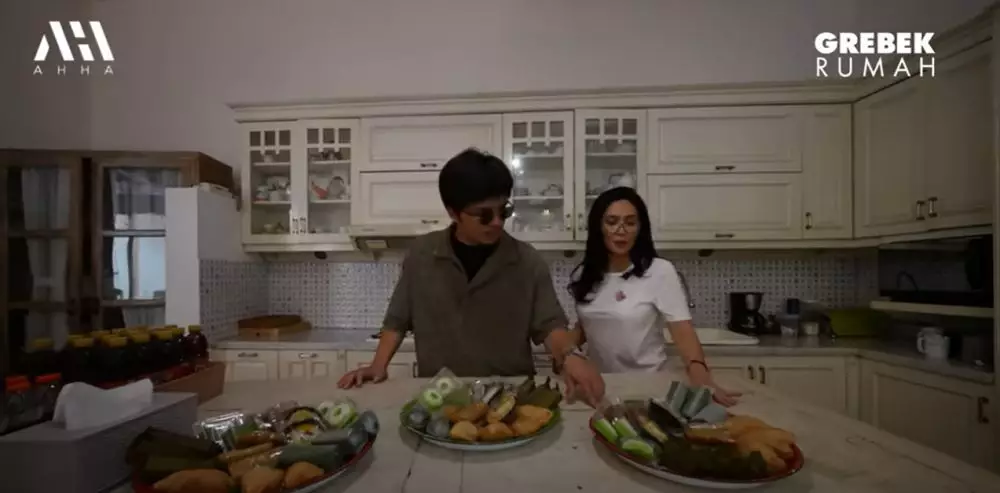 Potret dapur di rumah Rieke Diah Pitaloka © 2024 YouTube