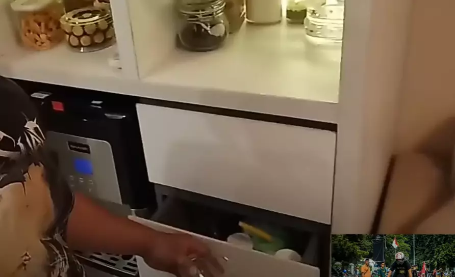 Potret dapur Virgoun penuh barang tapi nggak sumpek © 2024 YouTube