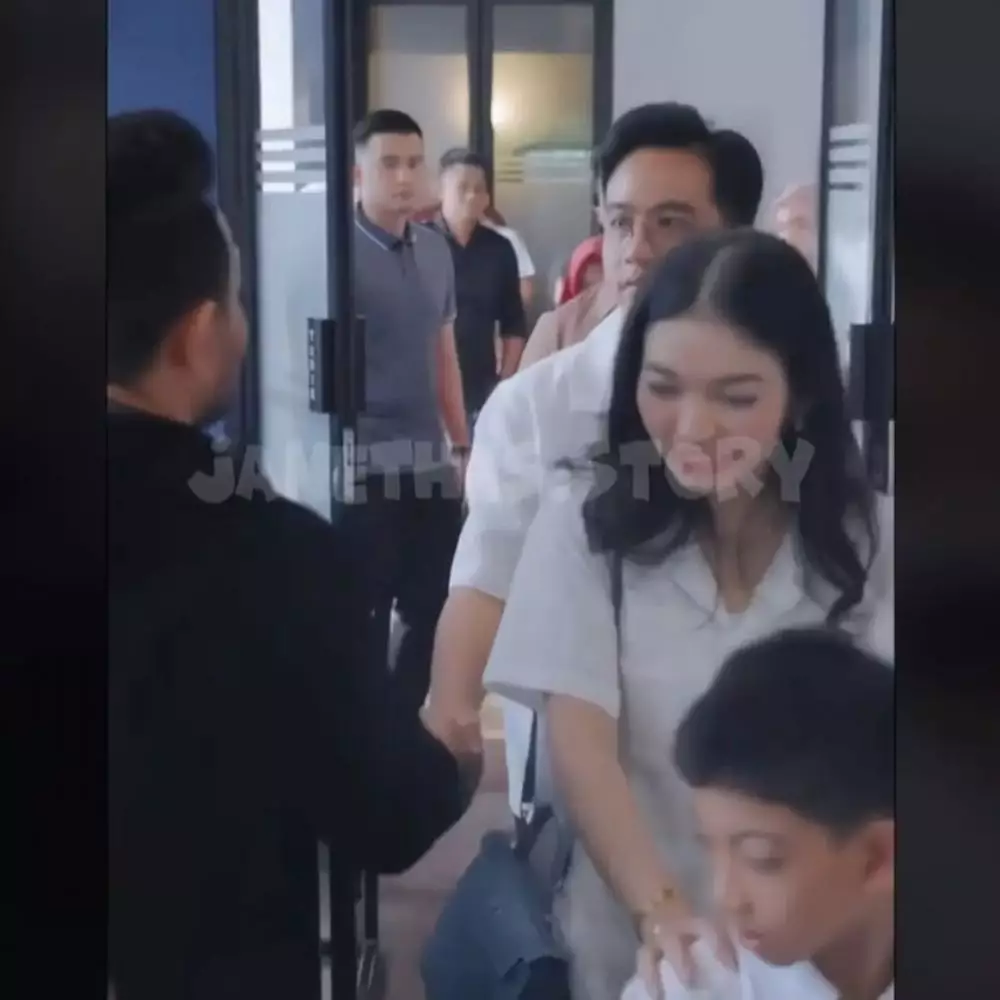 gaya simpel selvi pakai tas 220 juta © 2025 brilio.net gaya simpel selvi pakai tas 220 juta © 2025 brilio.net