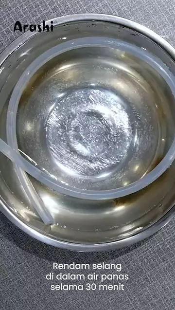 Trik menghilangkan bau plastik di dispenser galon bawah © YouTube Trik menghilangkan bau plastik di dispenser galon bawah © YouTube