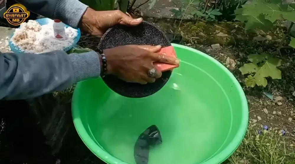 trik bersihkan bekas bumbu dan bau tak sedap pada cobek batu © YouTube trik bersihkan bekas bumbu dan bau tak sedap pada cobek batu © YouTube