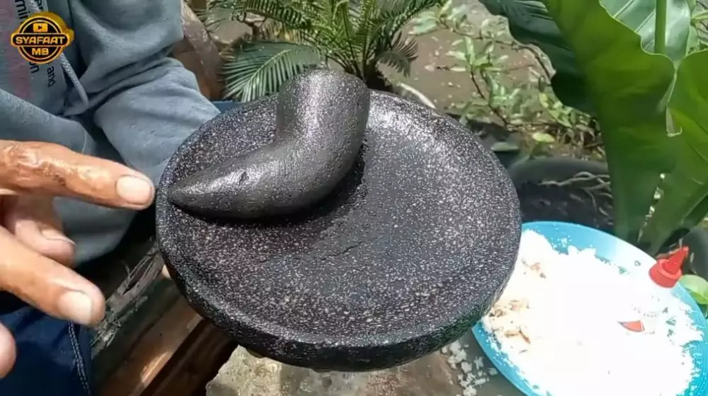 trik bersihkan bekas bumbu dan bau tak sedap pada cobek batu © YouTube trik bersihkan bekas bumbu dan bau tak sedap pada cobek batu © YouTube