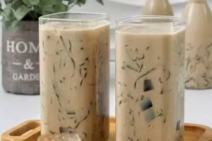 Resep es cappuccino cincau, perpaduan kopi dan cincau yang nikmat