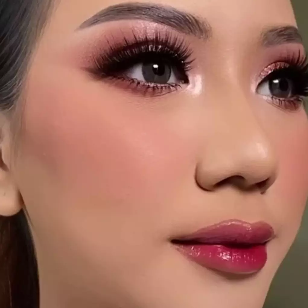 Trik aplikasikan lipstik supaya transferproof dan lebih tahan lama tanpa bikin bibir kering