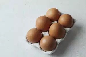 Telur baru dibeli masih penuh kotoran? Gunakan 5 trik ini agar higienis tanpa cepat busuk