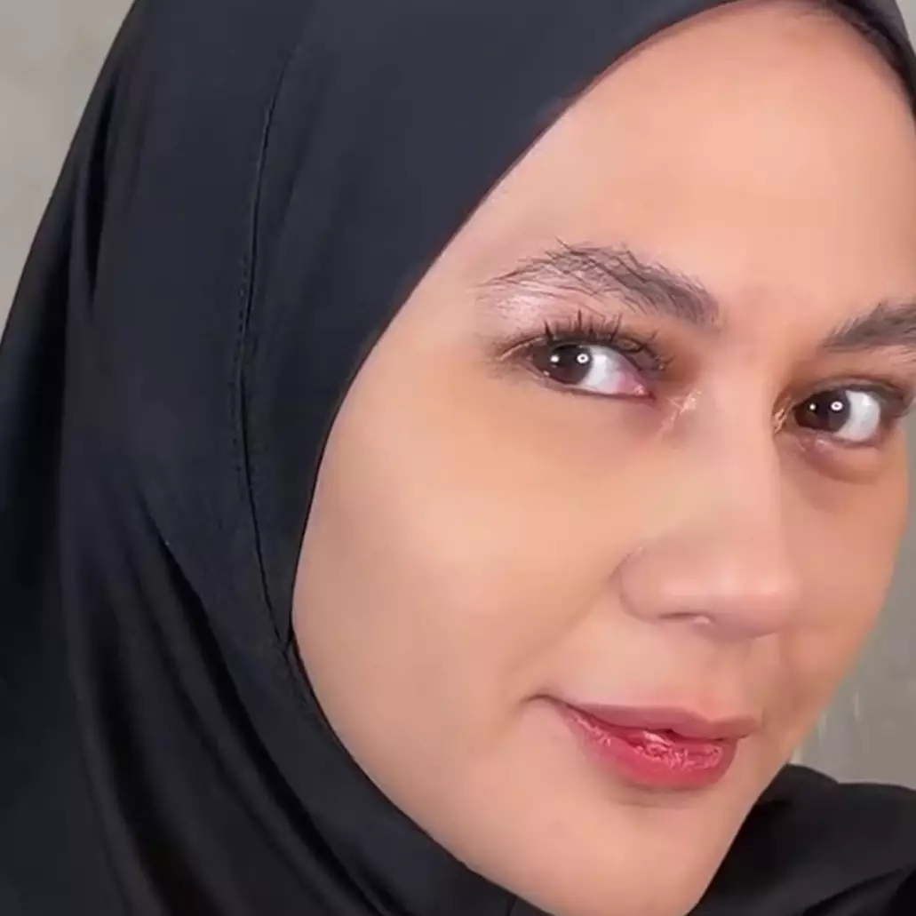 Cocok buat pemula, ini trik Paula Verhoeven pasang bulu mata palsu agar menempel tanpa lem