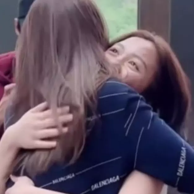 Perseteruan ibu dan anak berakhir, 7 momen Lolly berpelukan dengan Nikita Mirzani ini bikin terenyuh