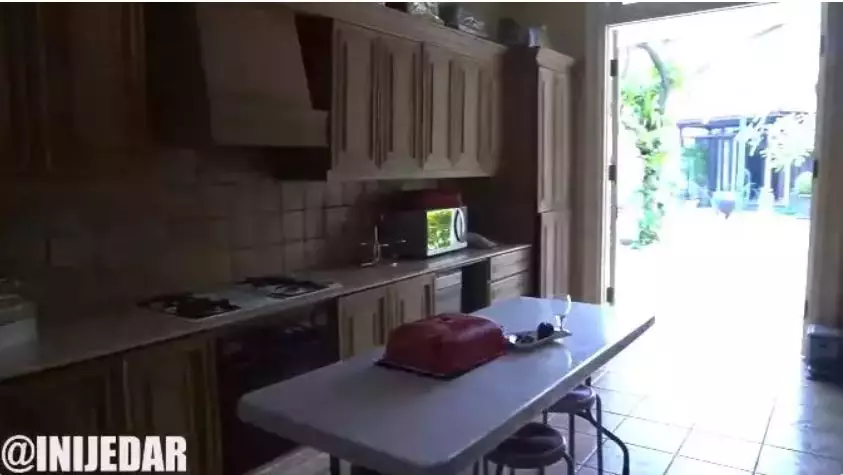 dapur Nia Ramadhani interiornya full kayu © berbagai sumber dapur Nia Ramadhani interiornya full kayu © berbagai sumber