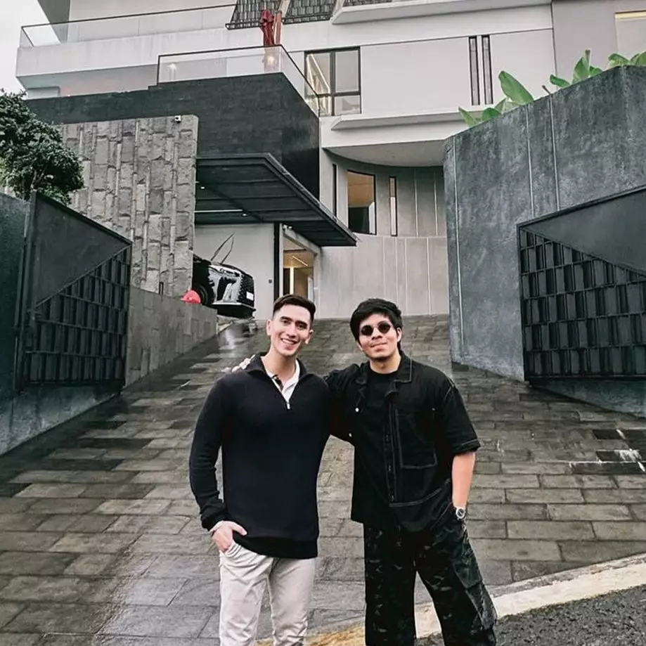 Masih single bangun rumah megah Rp 50 M, 9 potret walk in closet Verrell Bramasta ini bak toko sepatu