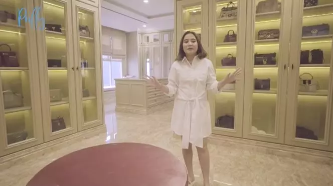 walk in closet prilly © YouTube