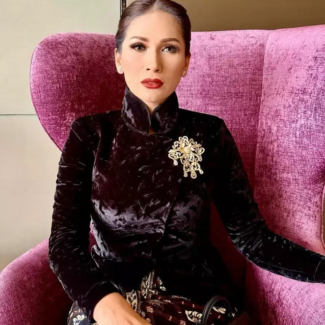 Meja masaknya penuh barang, intip 9 potret dapur Tata Janeeta di rumah klasik bernuansa monokrom