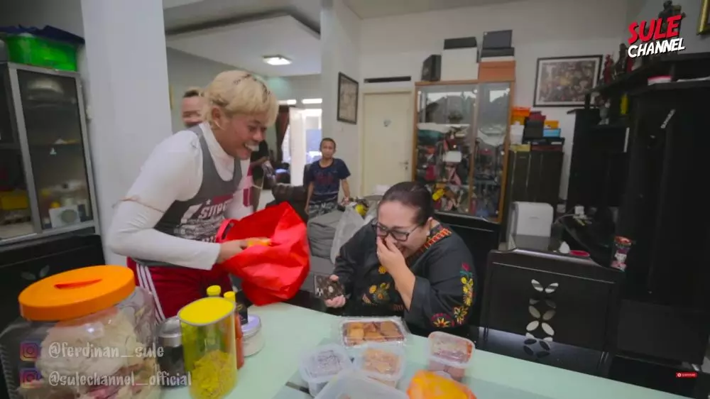 dapur Nunung menyatu ruang keluarga © YouTube dapur Nunung menyatu ruang keluarga © YouTube