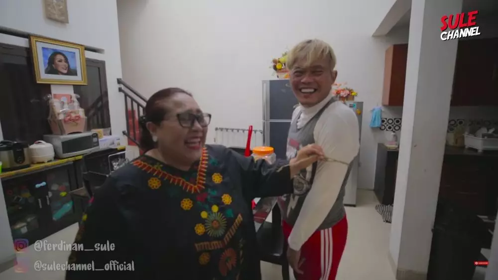 dapur Nunung menyatu ruang keluarga © YouTube dapur Nunung menyatu ruang keluarga © YouTube
