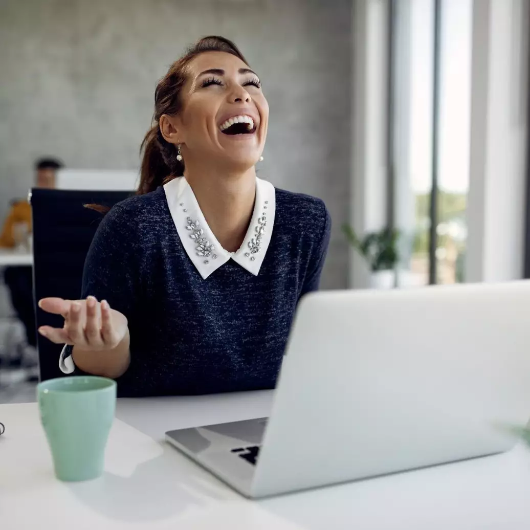 50 Pantun motivasi kerja lucu, cara ampuh ngusir penat dan bekerja jadi lebih seru