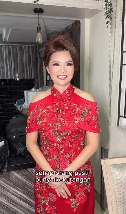 Ci Mehong pebisnis saat pakai makeup © Instagram