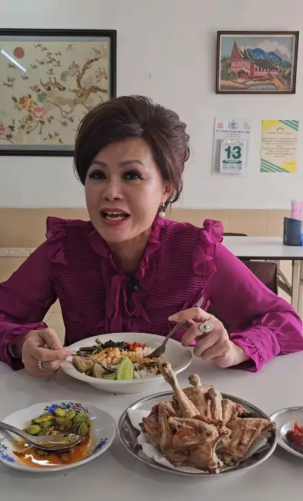 Ci Mehong pebisnis saat pakai makeup © Instagram