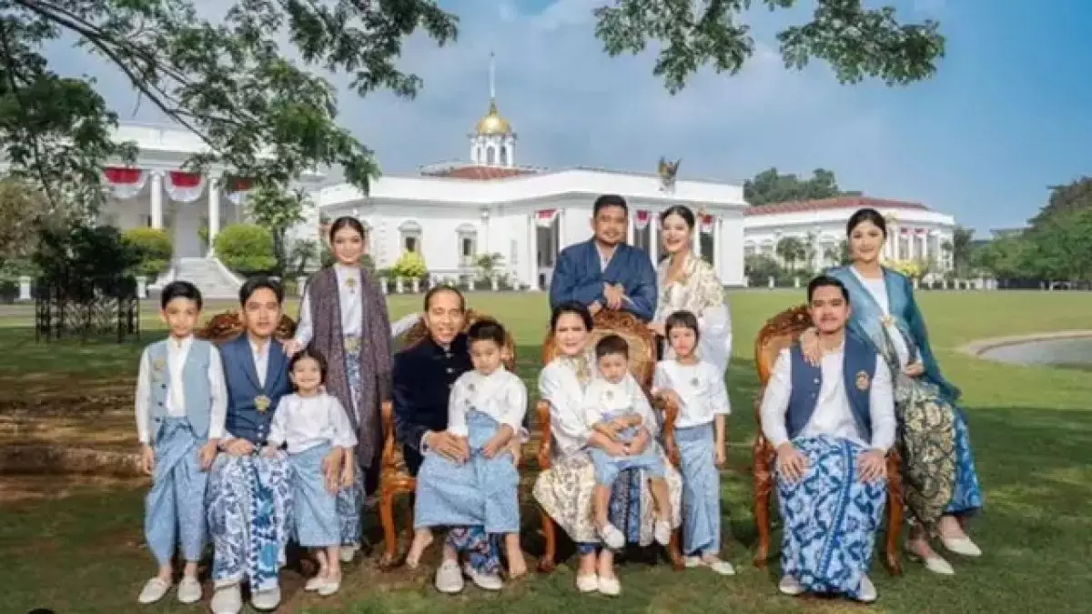 Pemotretan Jokowi dengan anak, cucu dan mantu, kompak pakai batik, libatkan desainer internasional