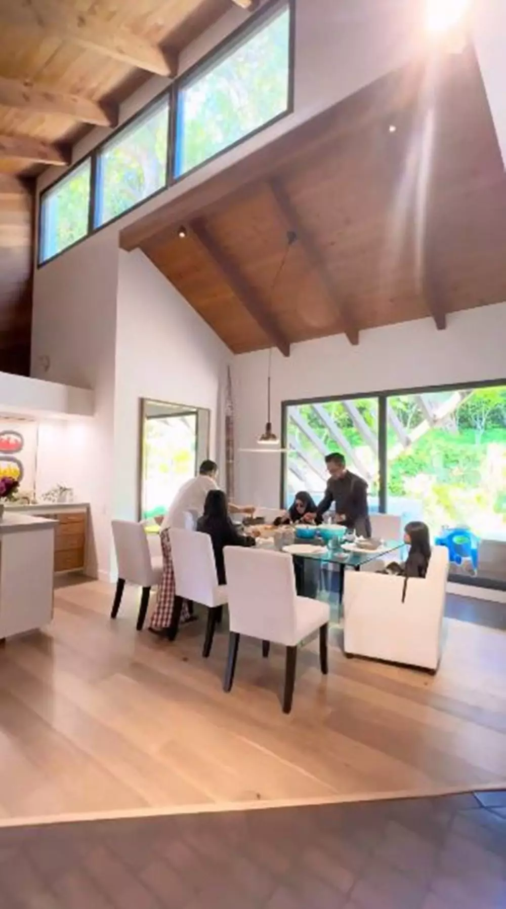 potret kemegahan rumah juragan 99 di us © instagram