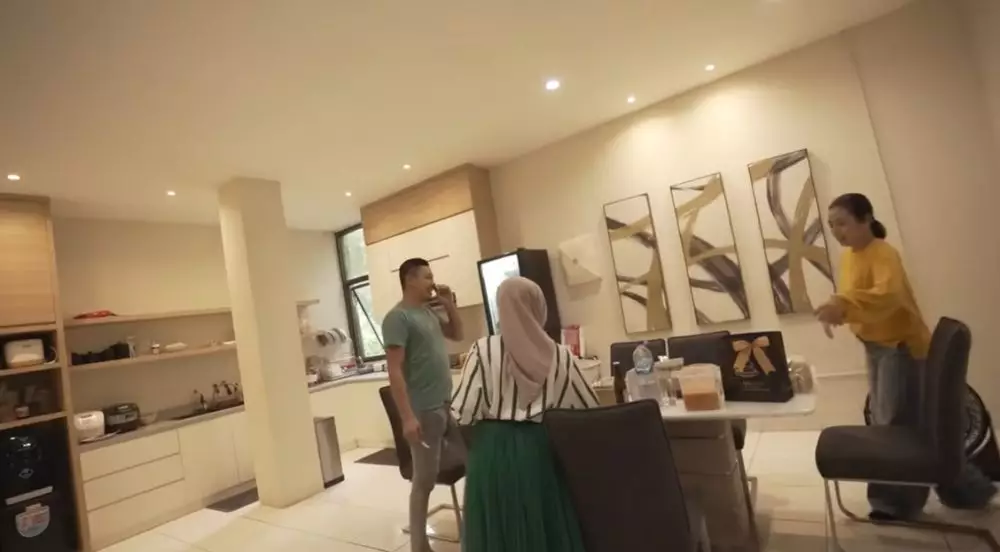 potret kantor bos skincare Shella Saukia © 2024 brilio.net