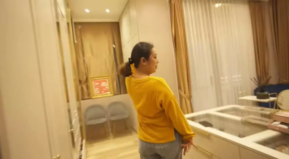 potret kantor bos skincare Shella Saukia © 2024 brilio.net