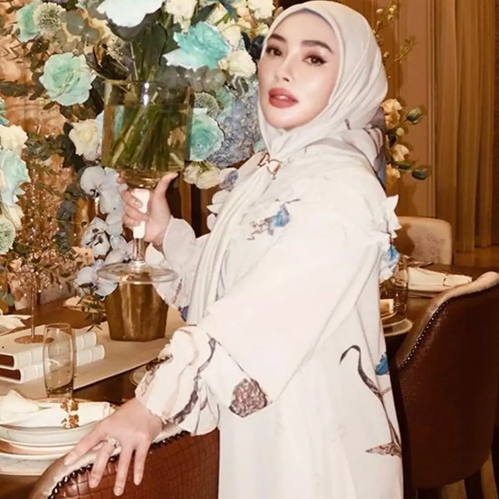 Bak hotel mewah ada tempat tidurnya, intip 11 potret kantor bos skincare Shella Saukia