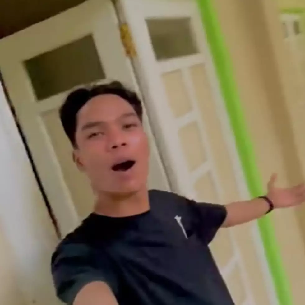 Rumah ini bagian dalamnya aneh ada pohon nangka hidup di ruang tamu, 9 potretnya bikin heran