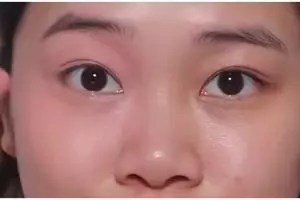 Bukan ditutup dulu pake color corrector, ini trik samarkan mata panda agar hasilnya tak abu-abu