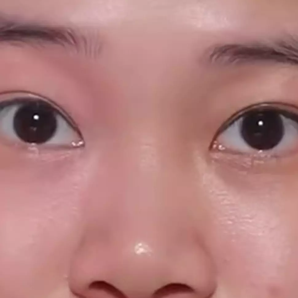 Bukan ditutup dulu pake color corrector, ini trik samarkan mata panda agar hasilnya tak abu-abu