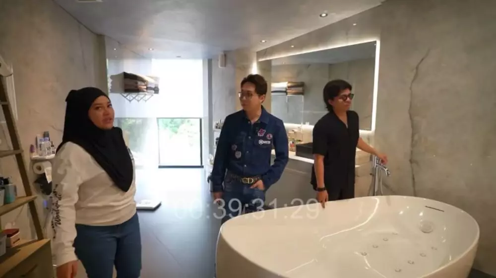 kamar mandi Atta dan Aurel © YouTube