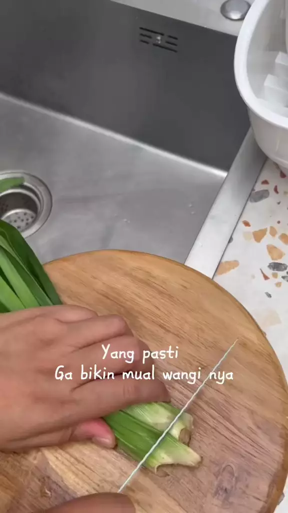 cara bikin daun pandan pengharum mobil © 2023 brilio.net